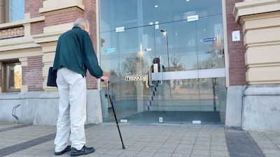 Man (82) loopt vriendelijk de rechtbank binnen, maar wat hij schreef aan Wilders is gruwelijk: ‘Ik s