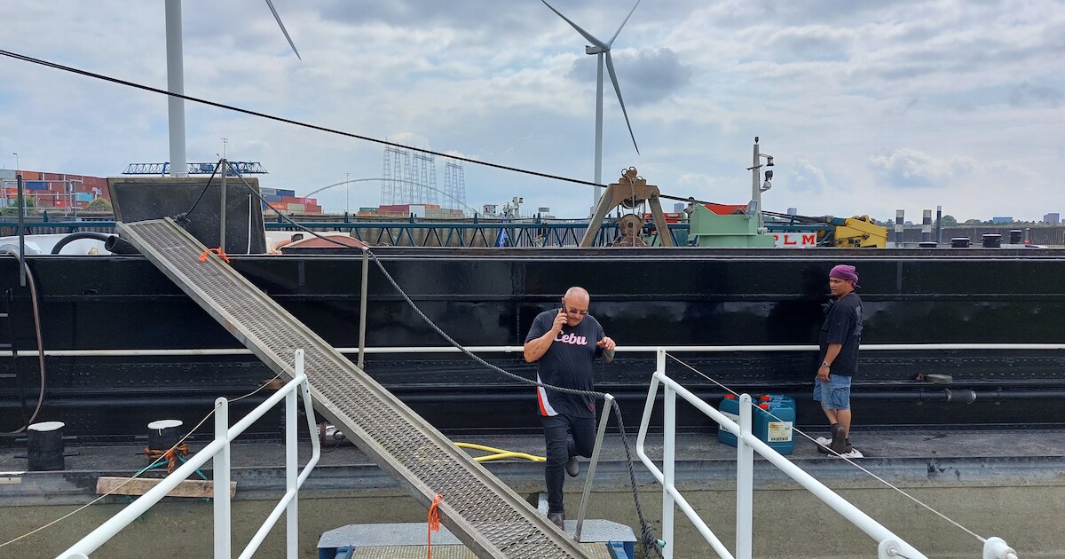 Dankzij een ‘matras’ en snel timmerwerk kan dit bijna gezonken schip weer varen