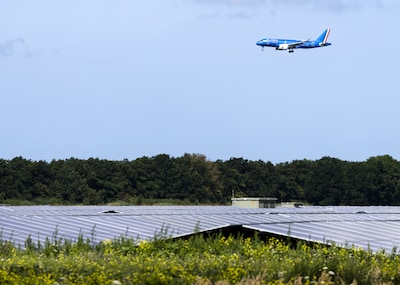 Piloten ernstig gehinderd door ‘glinsterend’ zonnepark: eigenaar moet 78.000 panelen verwijderen