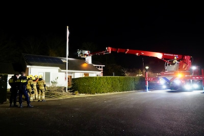 Hoogwerker ingezet bij schoorsteenbrand aan het Jan Hondongpark in Grave