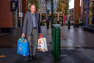 Na 32 jaar werd Ton (61) ontslagen, nu redt hij zich met statiegeld: ‘Ik leef van dag tot dag’
