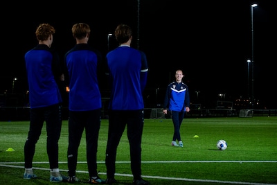 Zo verdiende amateurvoetballer Gijs een kratje bier: ‘Dat ik twee vrije trappen zou scoren, had niem
