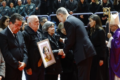 Spaans koningspaar spreekt nabestaanden treinramp bij herdenking