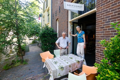 ‘Je leeft hier mét de gracht’: Jan en Annemiek nemen afscheid van hun huis aan de Twijnstraat aan de