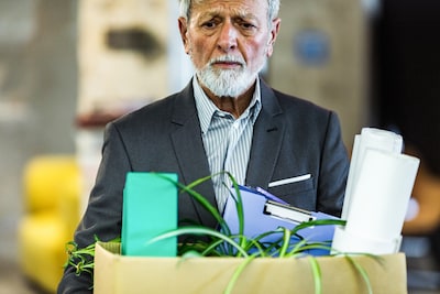 Oudere werknemer wordt richting uitgang geduwd, vakbond slaat alarm