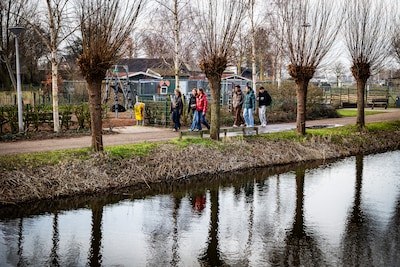 Tiener overlijdt na geweldsincident bij speeltuin, dorp vol vragen: ‘Nachtmerrie, het is gewoon een kind’