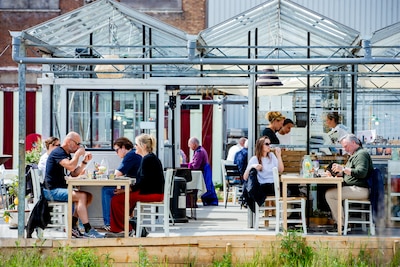 Bij deze kas staat het vijfgangenmenu van 60 euro vast en spelen planten de hoofdrol