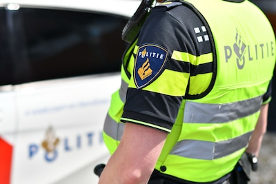 Auto met vijf inzittenden stilgezet bij tankstation langs A30 na melding vuurwapen, man (21) opgepak