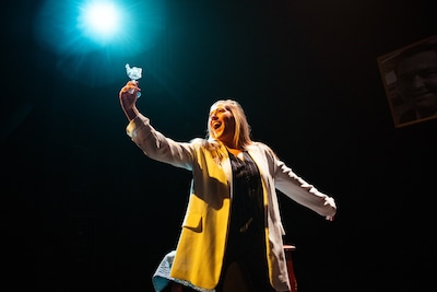 Céline Janssen zingt rock in operastijl in thuisstad Arnhem