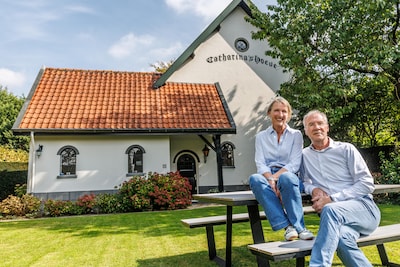 De boerderijwoning met 1600m2 tuin waar ooit Hans Kraay woonde staat te koop