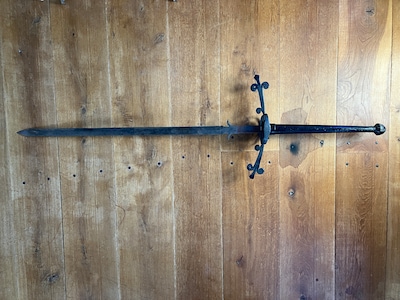 Unieke zoldervondst in raadhuis: tien lang vergeten zestiende-eeuwse zwaarden blijken echt