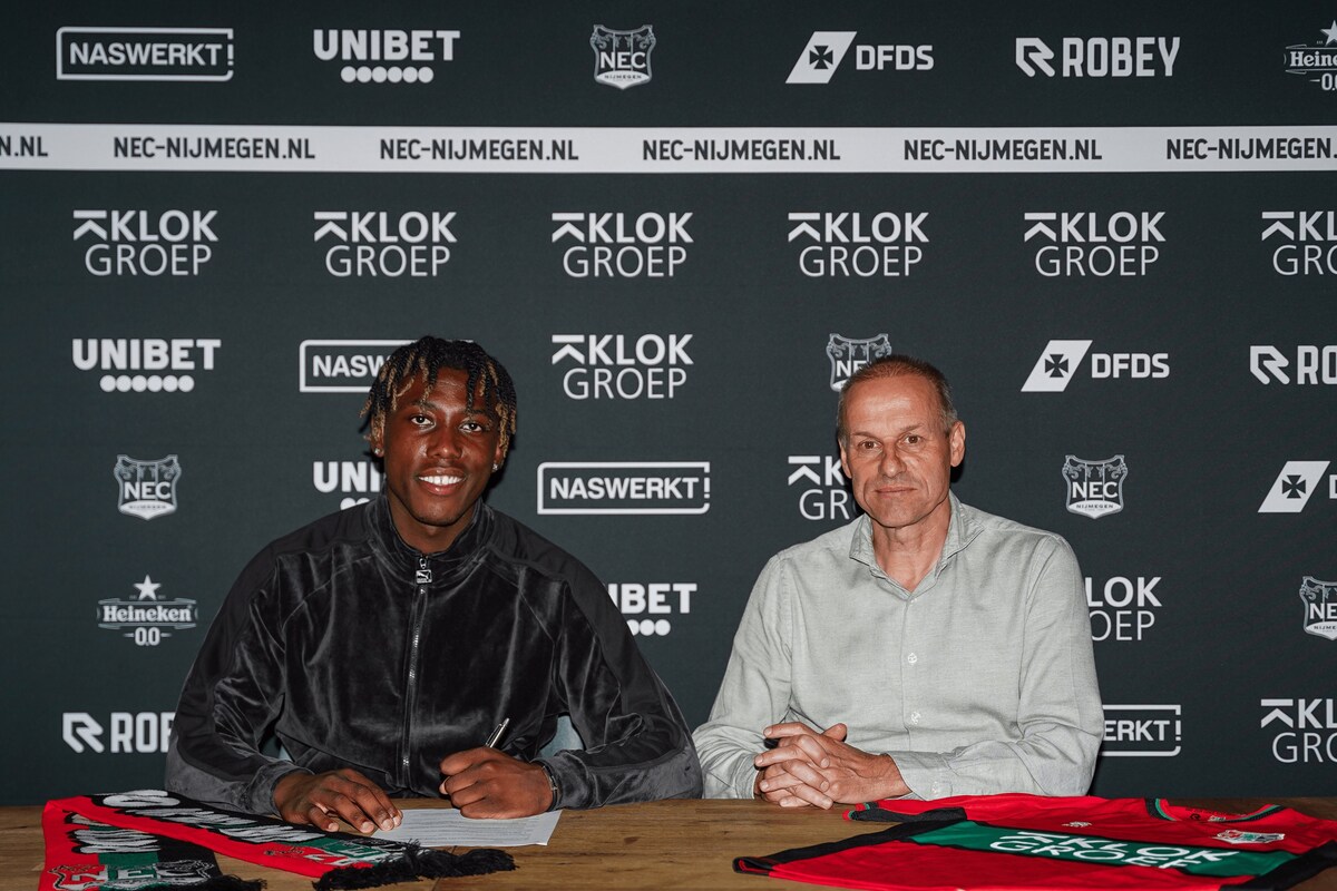 Alexis Tibidi en technisch directeur Carlos Aalbers poseren bij de contractondertekening van de aanvaller.
