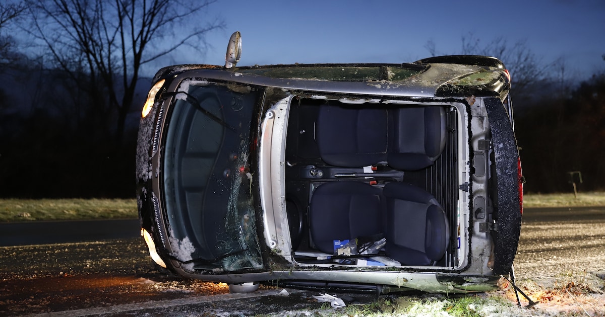 Auto slaat over de kop op N271 bij Gennep: bestuurder naar ziekenhuis