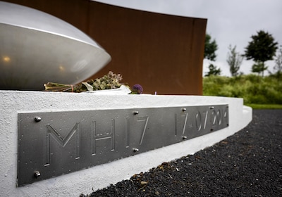 Nabestaanden herdenken MH17-ramp bij monument: ‘Veel mensen zijn nog dagelijks bezig met dit dossier’