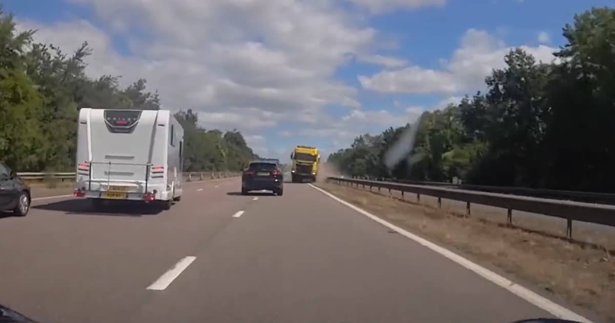 KIJK | Automobilist ontsnapt ternauwernood aan frontale botsing, schokkend beeld van dashcam.