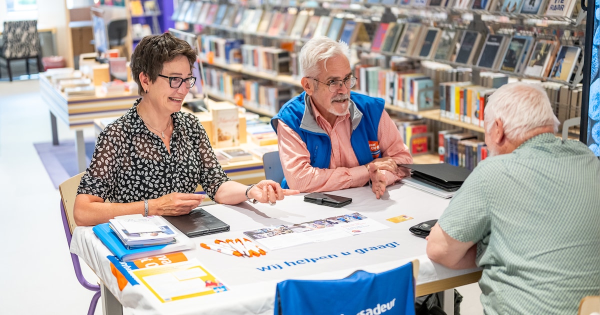 OV-ambassadeurs houden inloopspreekuur in Bibliotheek de Mariënburg in Nijmegen