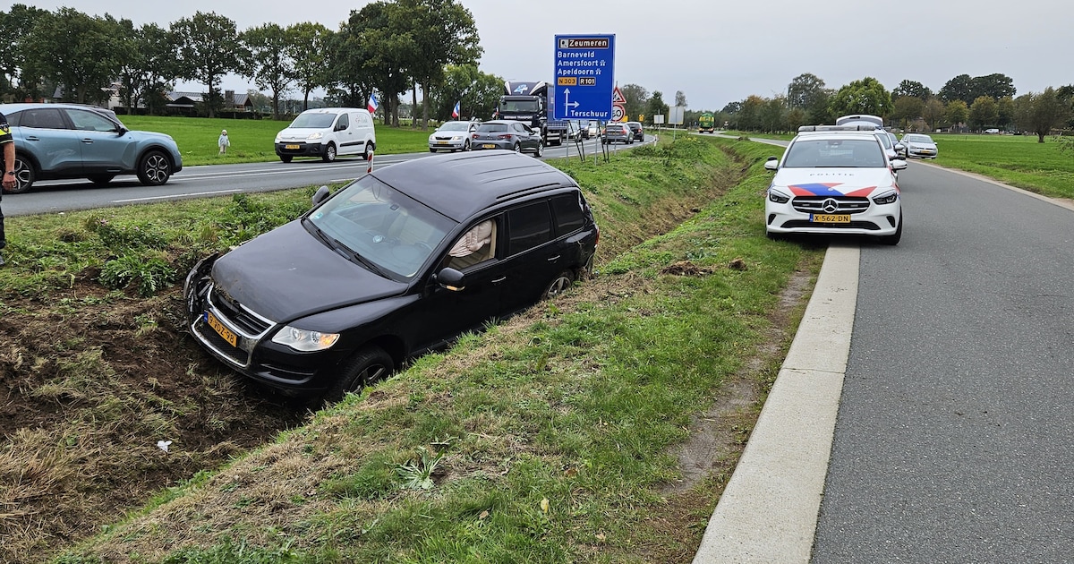 Auto belandt in sloot langs N303 bij Voorthuizen