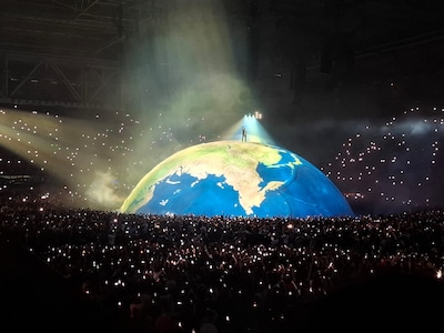 Concert Ye in Gelredome begonnen, demonstranten met complotteksten weggestuurd
