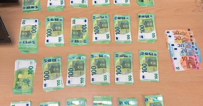 Slapende bestuurder blijkt stomdronken en heeft verdacht veel geld in zijn auto, marechaussee moet het toch teruggeven