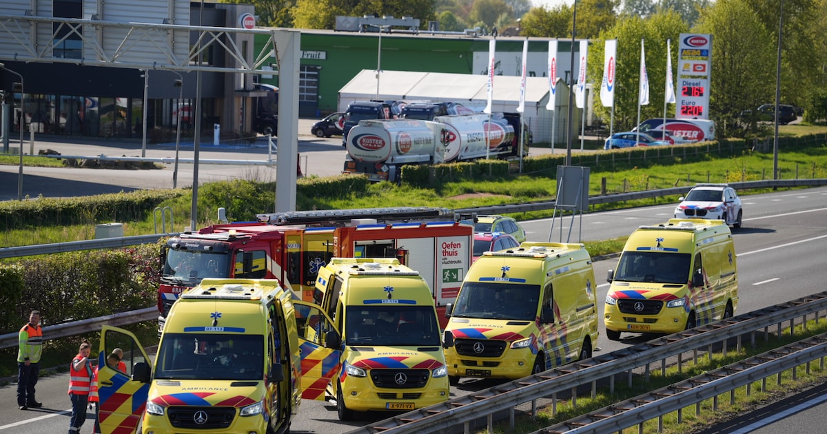 Kettingbotsing op A12: snelweg afgesloten, traumahelikopter aanwezig