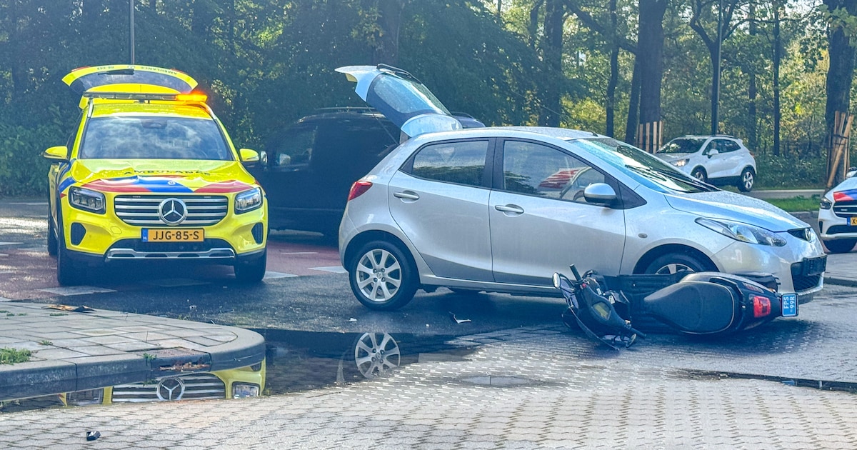 Scooterrijder geschept door auto in Apeldoorn