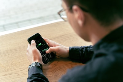 Nepbezorger bindt slachtoffer vast en steelt 11 miljoen dollar aan crypto in San Francisco