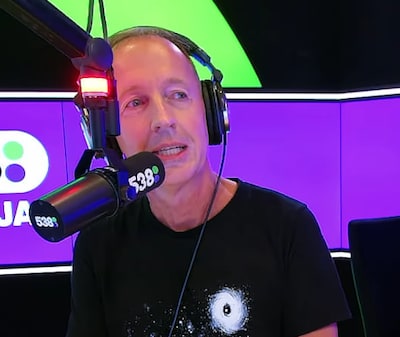 Geëmotioneerde Edwin Evers proost op leven Bartina Koeman: ‘Was een geweldig mens’