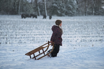Politie zoekt ‘verdachte man’ die kinderen een gratis slee aanbiedt, maar vindt dan écht een schuur vol sleetjes