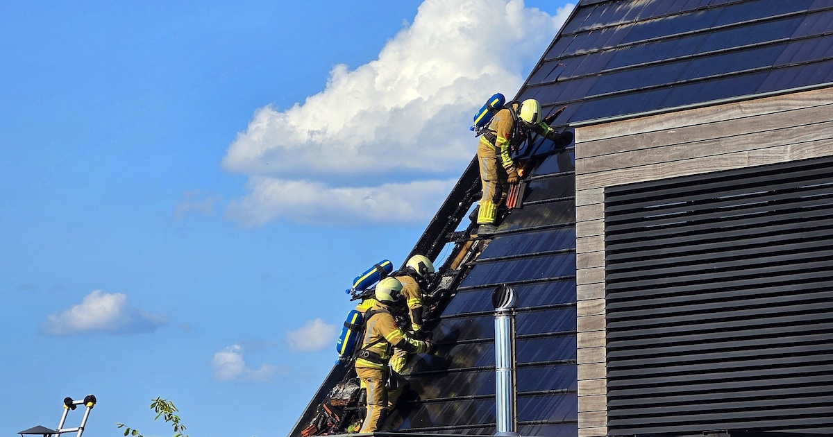 Zonnepanelen vatten vlam op dak van woning Cuneraweg in Rhenen