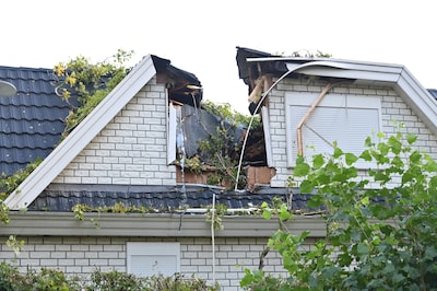 LIVE storm | Boom valt op woonwagen in Breda: kinderslaapkamer zwaar beschadigd, kinderen ongedeerd