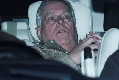 Activisten hangen foto van arrestatie van voormalige Britse prins Andrew op in Louvre