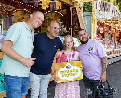 Tientallen jeugdigen zoeken in de brandende zon naar drie Gouden Tickets op de Osse kermis: ‘Geef on
