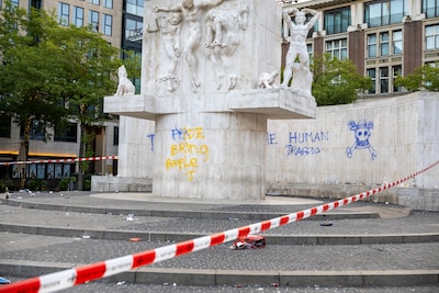 Nationaal Monument op Dam beklad met blauwe verf, gebied afgezet