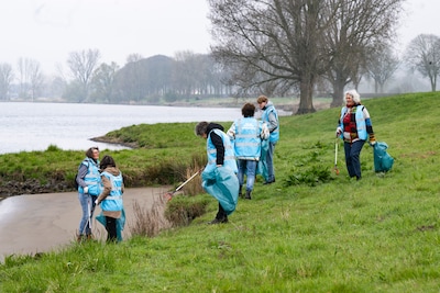 Vrijwilligers ruimen tot 300.000 kilo afval op langs Maas: ‘Zorgen om de waterkwaliteit blijven groot’