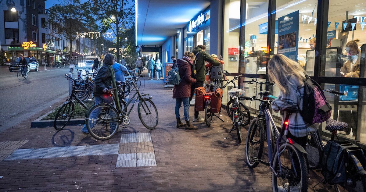 Fietschaos bij nieuwe AH in Nijmegen aangepakt: ‘Iedereen moet ...