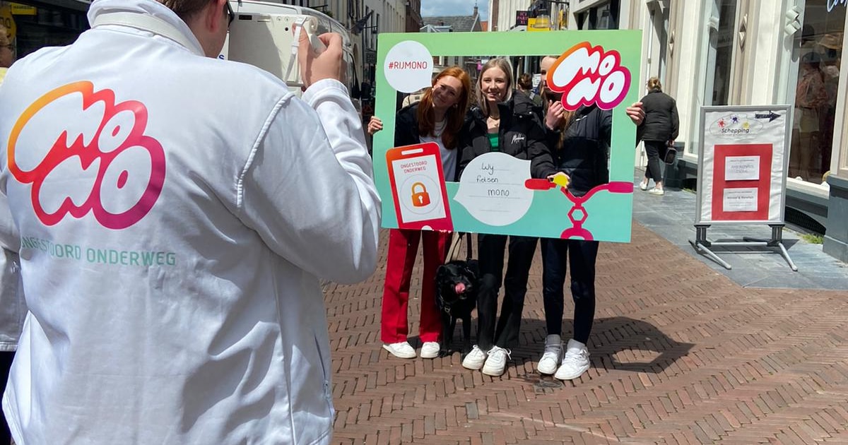 MONO-campagneteam spreekt bezoekers Stadsfeest Doetinchem over telefoongebruik in verkeer