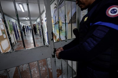 Nóg een gevangene erbij in overvolle en vieze cel: Fransman die protesteert krijgt straf