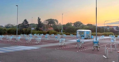 Parkeerplaats AH Domburg ‘s nachts met tientallen winkelwagentjes gevuld; winkel vat het op als ludieke sollicitatie