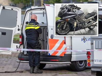 Politie stopt motorrijder: ‘Bestuurder rijdt zonder rijbewijs 90 kilometer per uur te snel en is ond