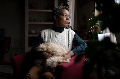 Laatste Blauwe Salon van 2025 steunt Afghaanse vrouwen met eten, gedichten en muziek