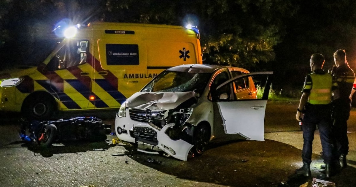 Scooterrijder gewond bij zware aanrijding met auto in Enschede