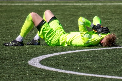 Voetbaltrainer ziet trouwdag verziekt worden door ‘schandalige’ beslissing: ‘Dit wisten ze toch al langer?’