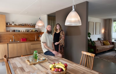 Compleet vernieuwde tweekapper met geinige uitbouw die ooit een bar was