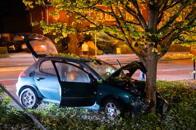 Politieachtervolging eindigt in zware crash met drie gewonden: ‘Agent richtte taser op inzittende’