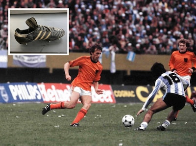 Cruijff smeet zijn schoenen boos weg, maar nu kunnen ze een megabedrag opleveren