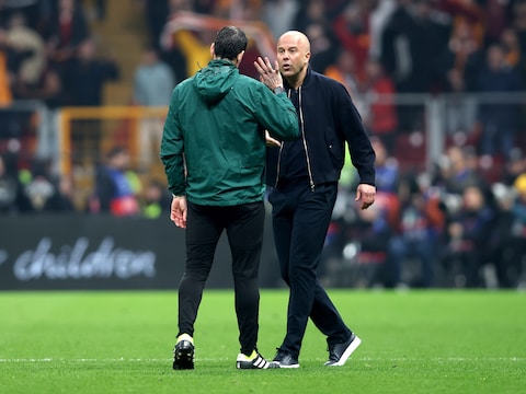 Arne Slot beklaagt zich over arbitrage: 'Wij waren niet de enigen die onder  de indruk waren van het lawaai' | Voetbal | De Gelderlander.nl