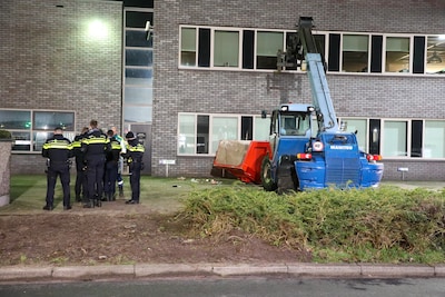 Man raakt gewond bij ongeval bij bedrijf, ook traumahelikopter opgeroepen