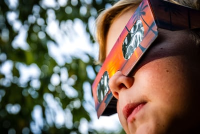 Kinderen binnenhouden of juist laten kijken? Zo bescherm je hun ogen tijdens de zonsverduistering