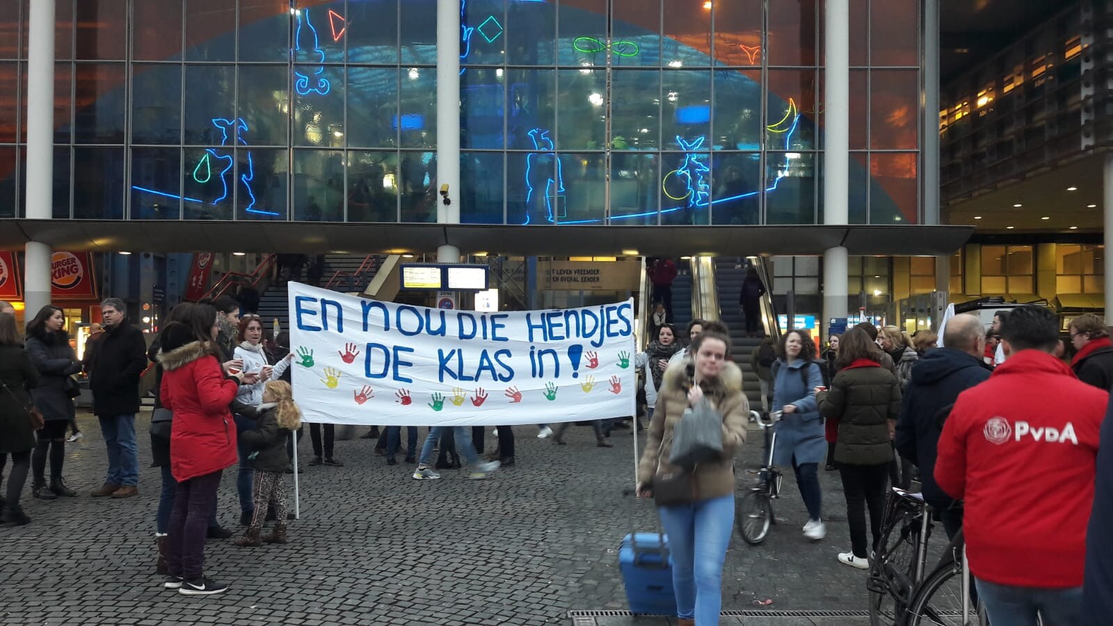Protesterende leraren met zelfgemaakte spandoeken in Den Bosch.