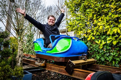 Simon (30) zet stuk kikkerachtbaan uit Duinrell in voortuin: 'De rest is in de kliko verdwenen'